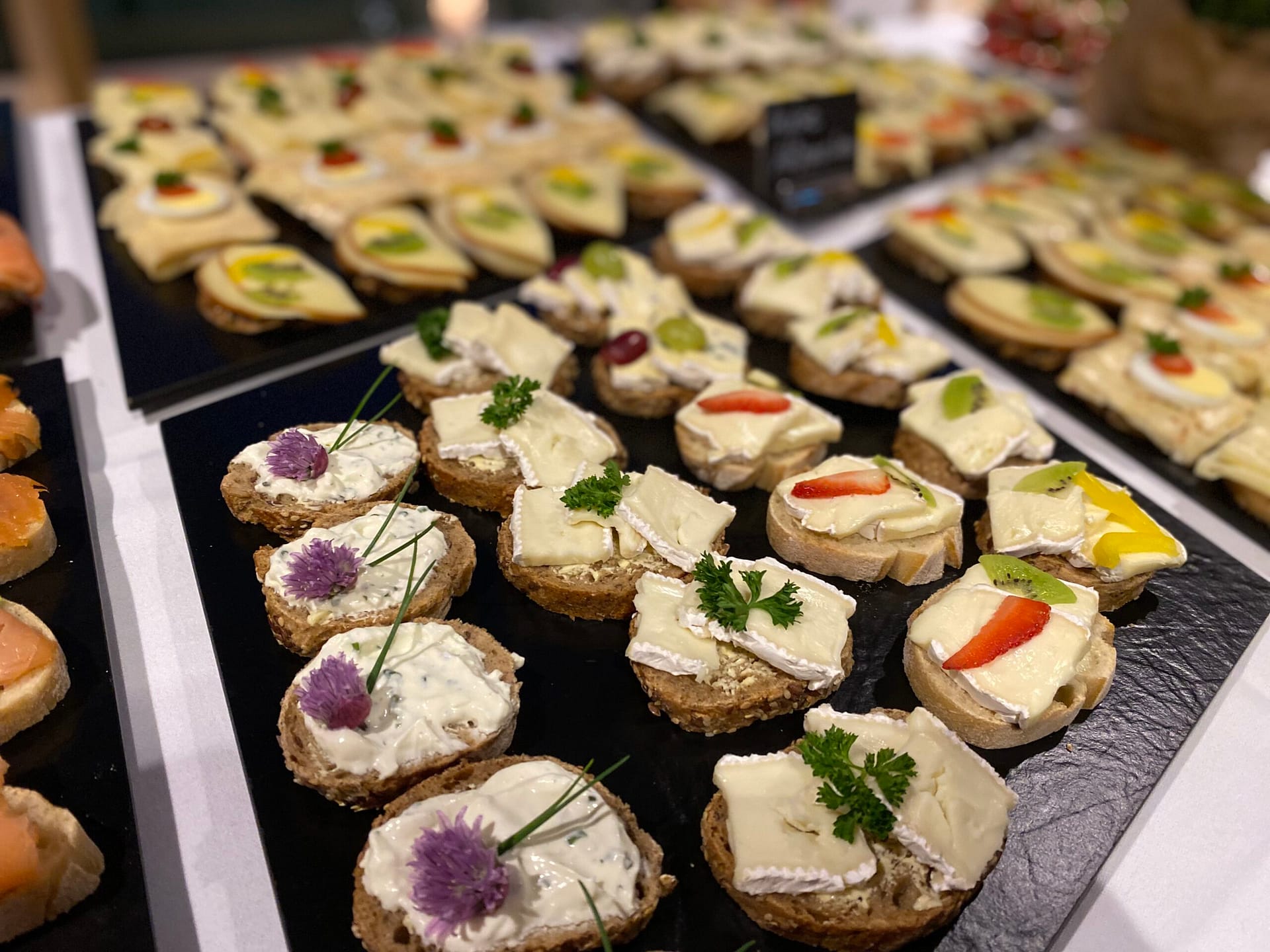 Brot-Haeppchen mit Brie und Schnittlauch