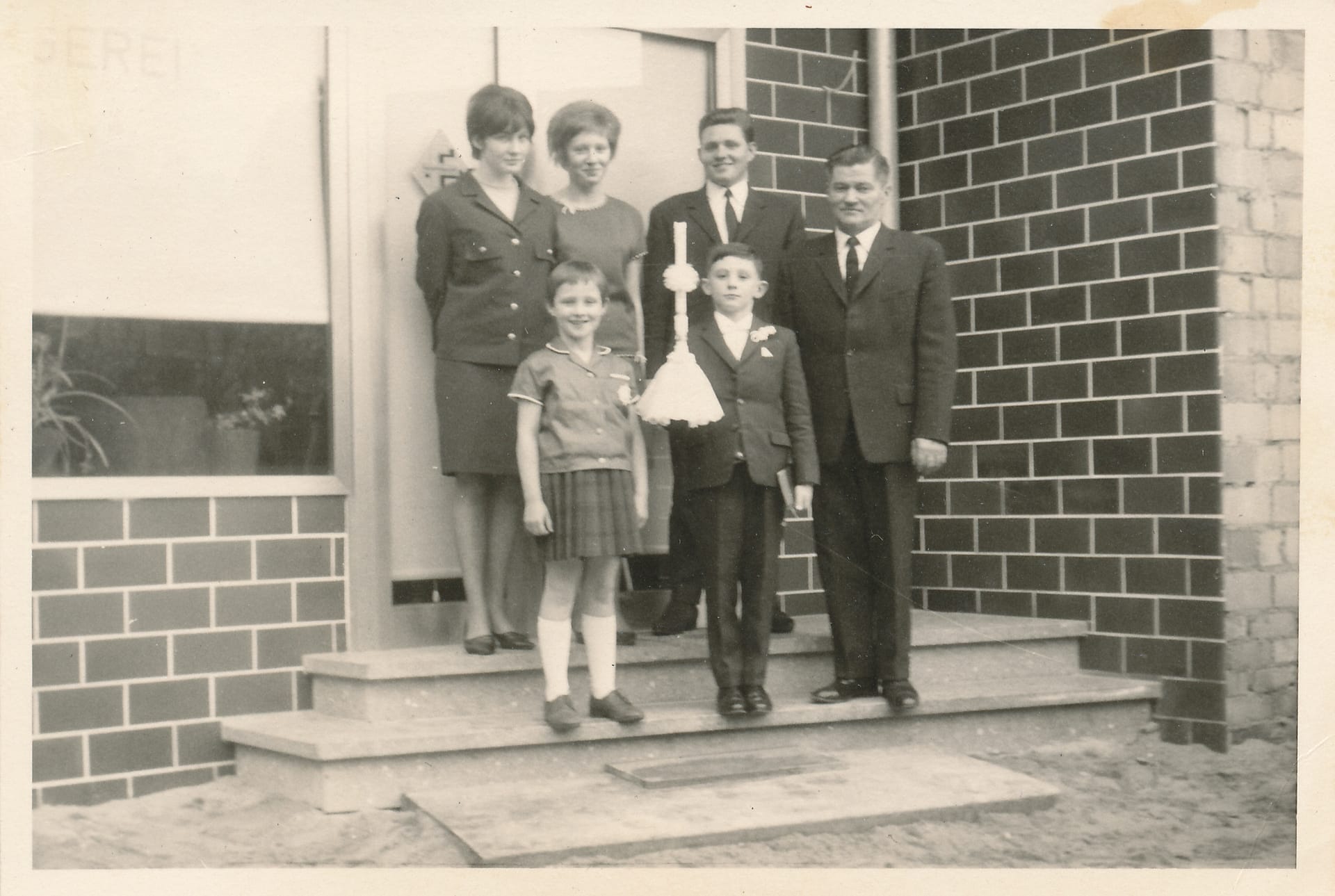Familie Decker vor dem Stammhaus, 1960er-Jahre